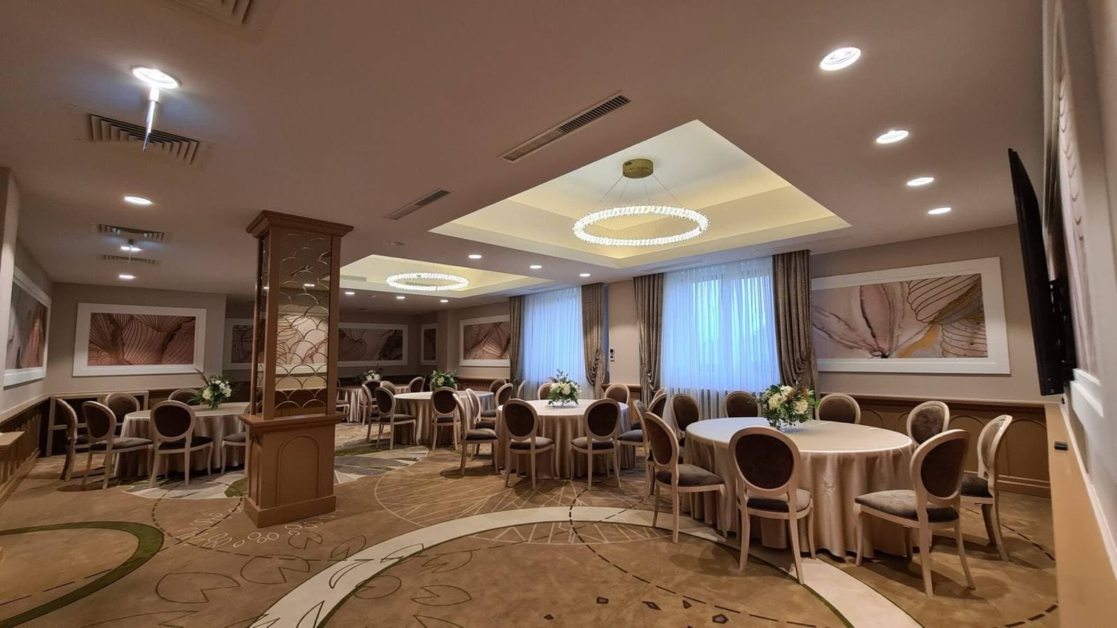 Salon de banchet Coroana pregătit pentru o petrecere de firmă