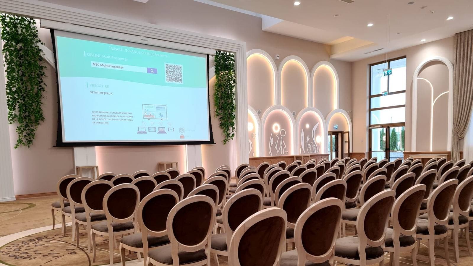 Sală de conferințe Coroana cu ecran de proiecție