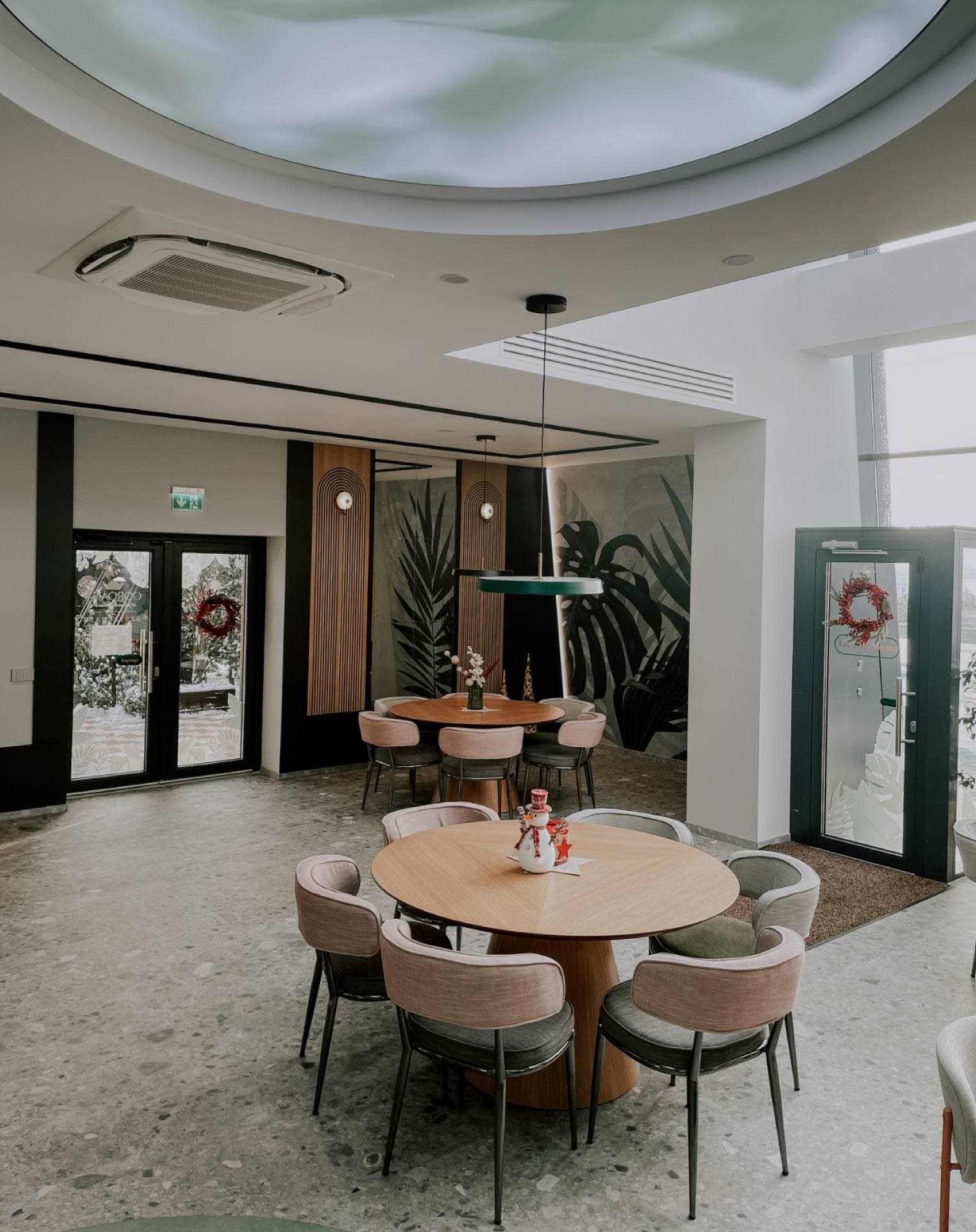 Detaliu de amenajare cu plante și arcade