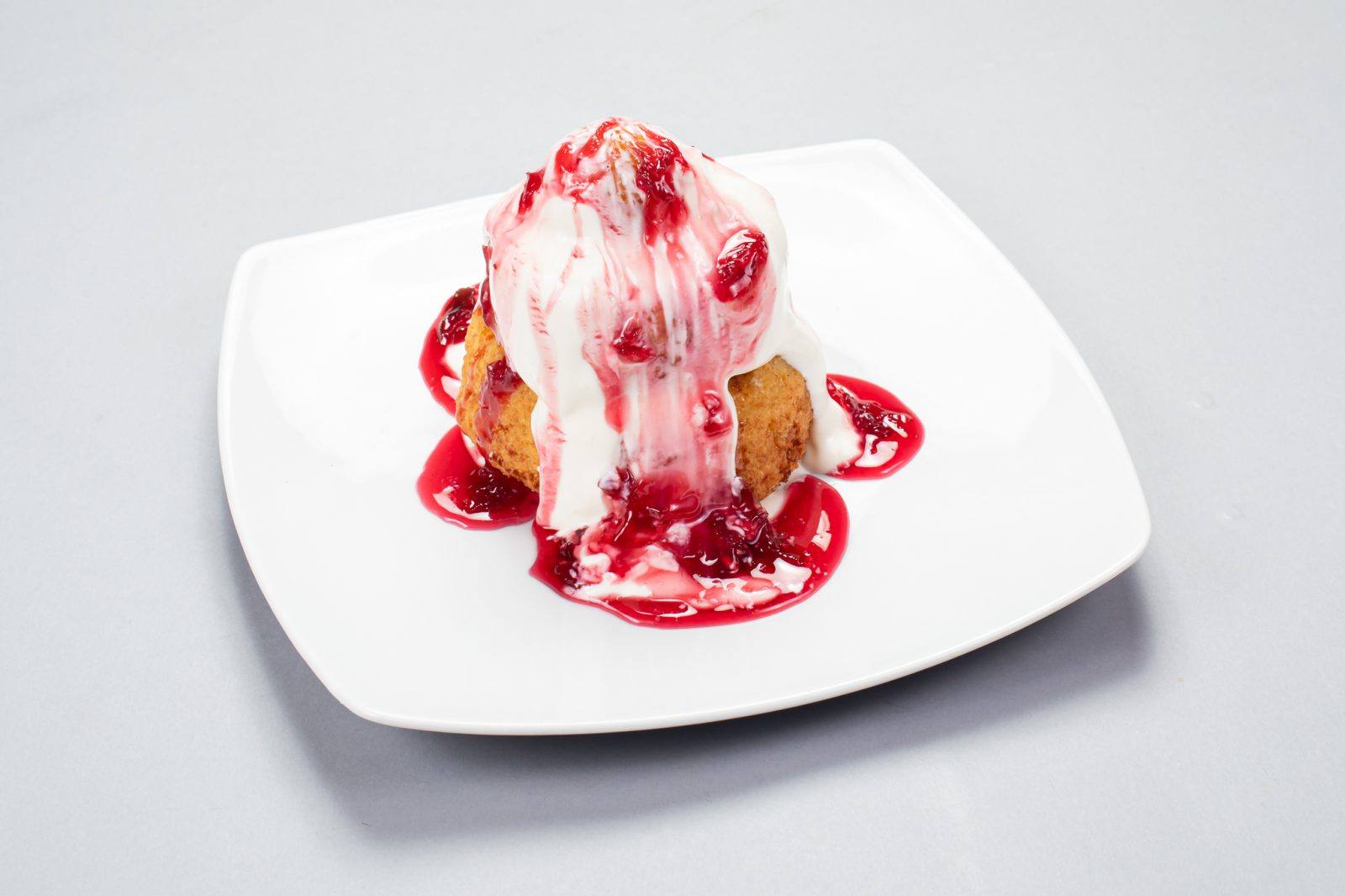 Papanași — fried doughnuts with sour cream and jam
